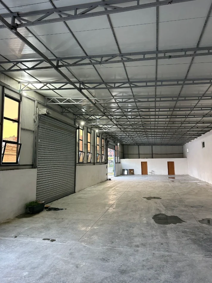 Tirane, jepet me qera magazine Kati 0, 1.370 m² 2.300 € (VORE)