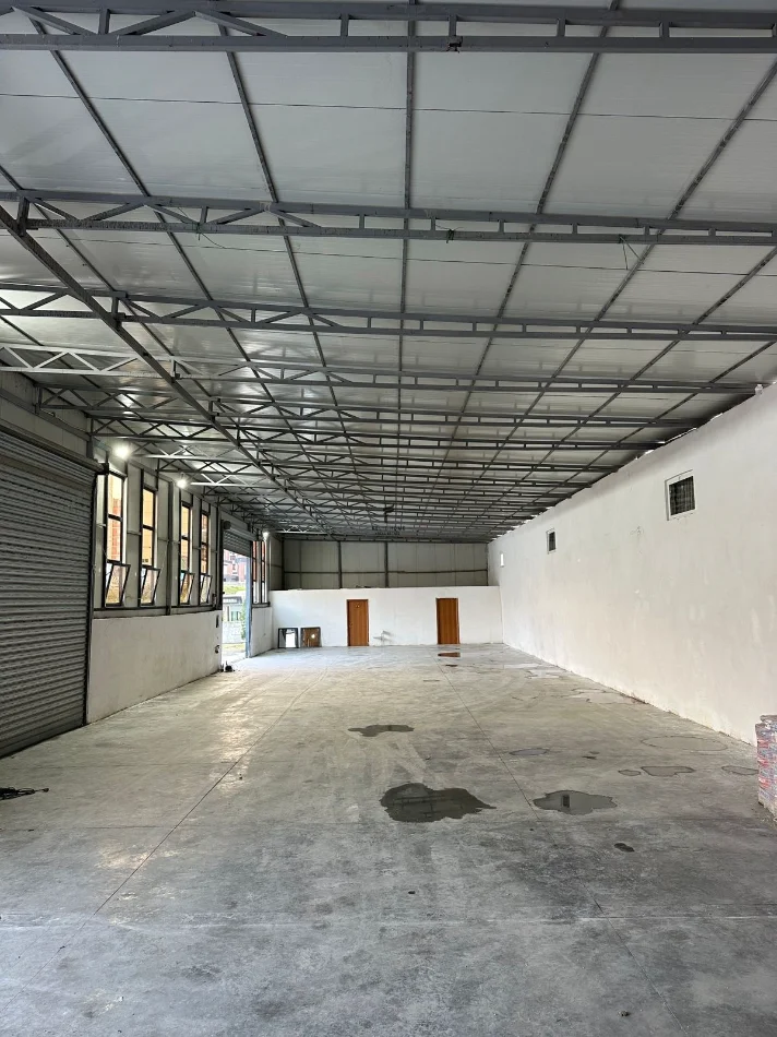 Tirane, jepet me qera magazine Kati 0, 1.370 m² 2.300 € (VORE)