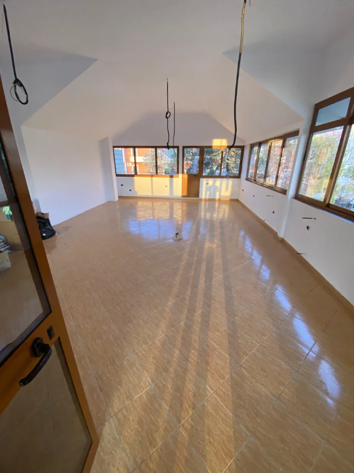 Tirane, jepet me qera ambjent biznesi , 270 m² 2.500 € (DON BOSKO)