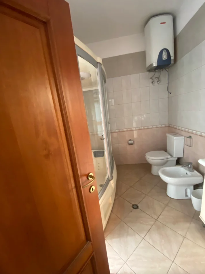 Tirane, jepet me qera ambjent biznesi , 270 m² 2.500 € (DON BOSKO)