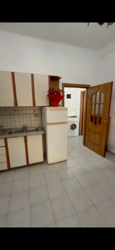 Tirane, jepet me qera zyre Kati 5, 50 m² 600 € (BLLOK)