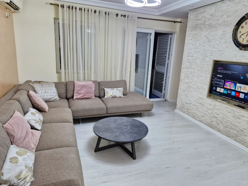 Tirane, shitet apartament 3+1+Ballkon Kati 4, 132 m² 219.000 € 