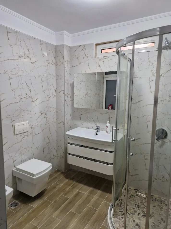 Tirane, shitet apartament 3+1+Ballkon Kati 4, 132 m² 219.000 € 