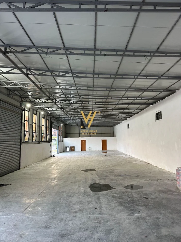 Tirane, jepet me qera magazine Kati 0, 1.250 m² 2.300 € (VORE)