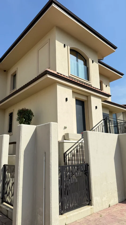 Tirane, jepet me qera Vile 2 Katshe , 420 m² 5.000 € 