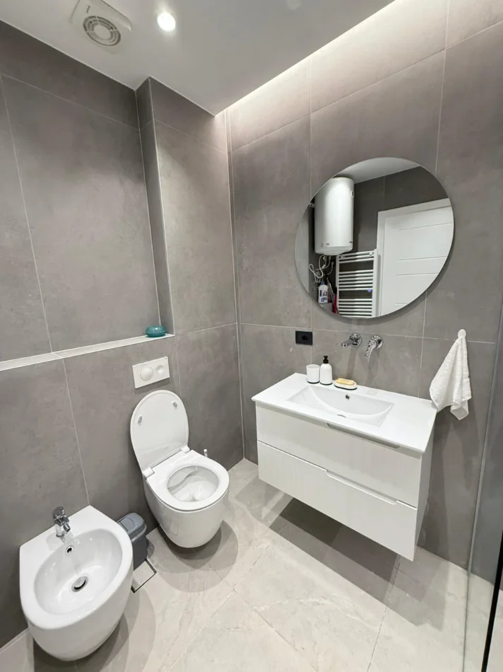 Tirane, jepet me qera apartament 1+1+Ballkon Kati 3, 72 m² 750 € (Liceu Artistik)