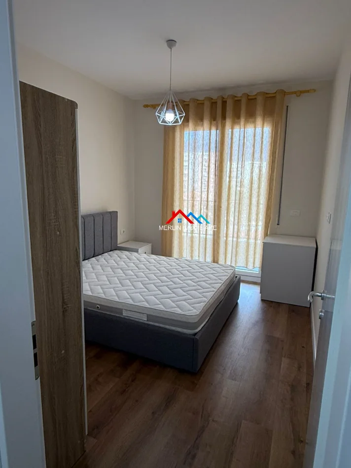 Tirane, jepet me qera apartament 1+1+Ballkon Kati 3, 70 m² 571 € (RRUGA 5 MAJI)