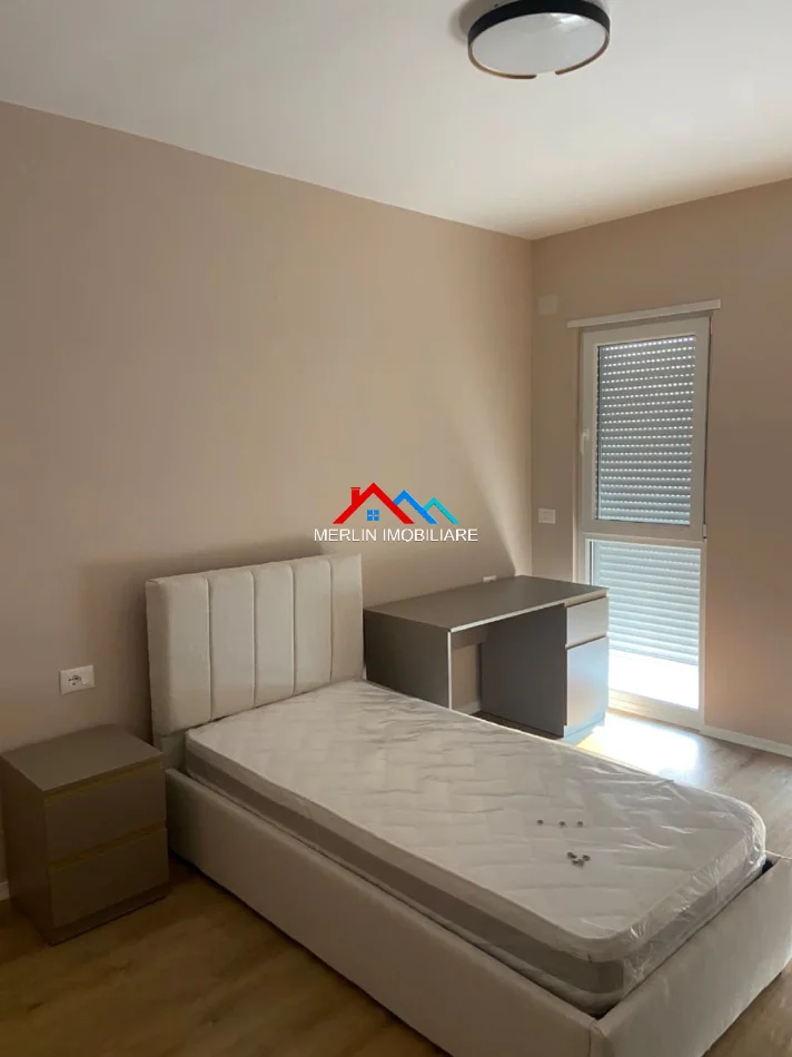 Tirane, jepet me qera apartament 2+1+Ballkon Kati 8, 93 m² 550 € (UNIVERS CITY)