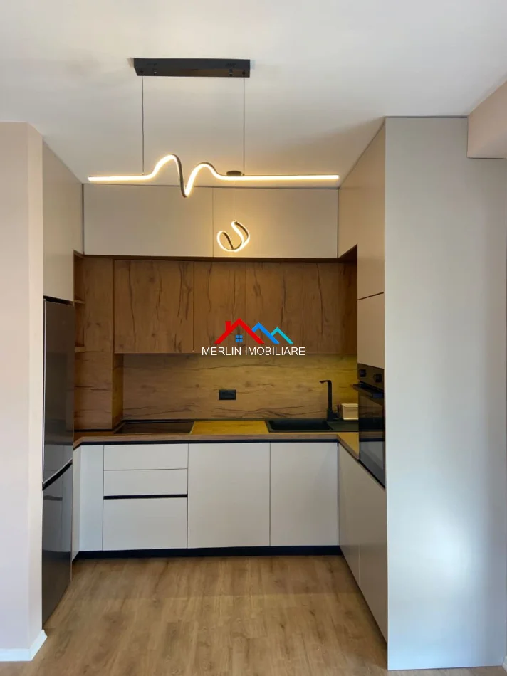 Tirane, jepet me qera apartament 2+1+Ballkon Kati 8, 93 m² 550 € (UNIVERS CITY)