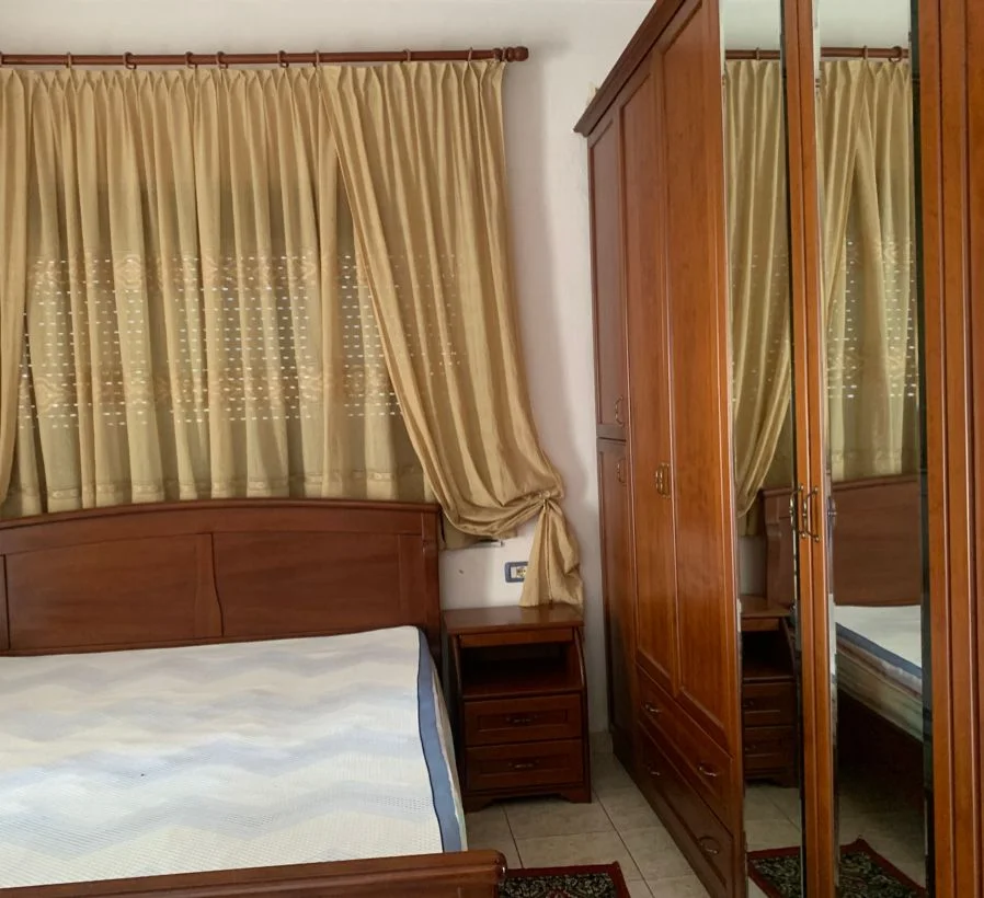 Tirane, jepet me qera apartament 2+1 Kati 2, 150 m² 500 € (PORCELAN)