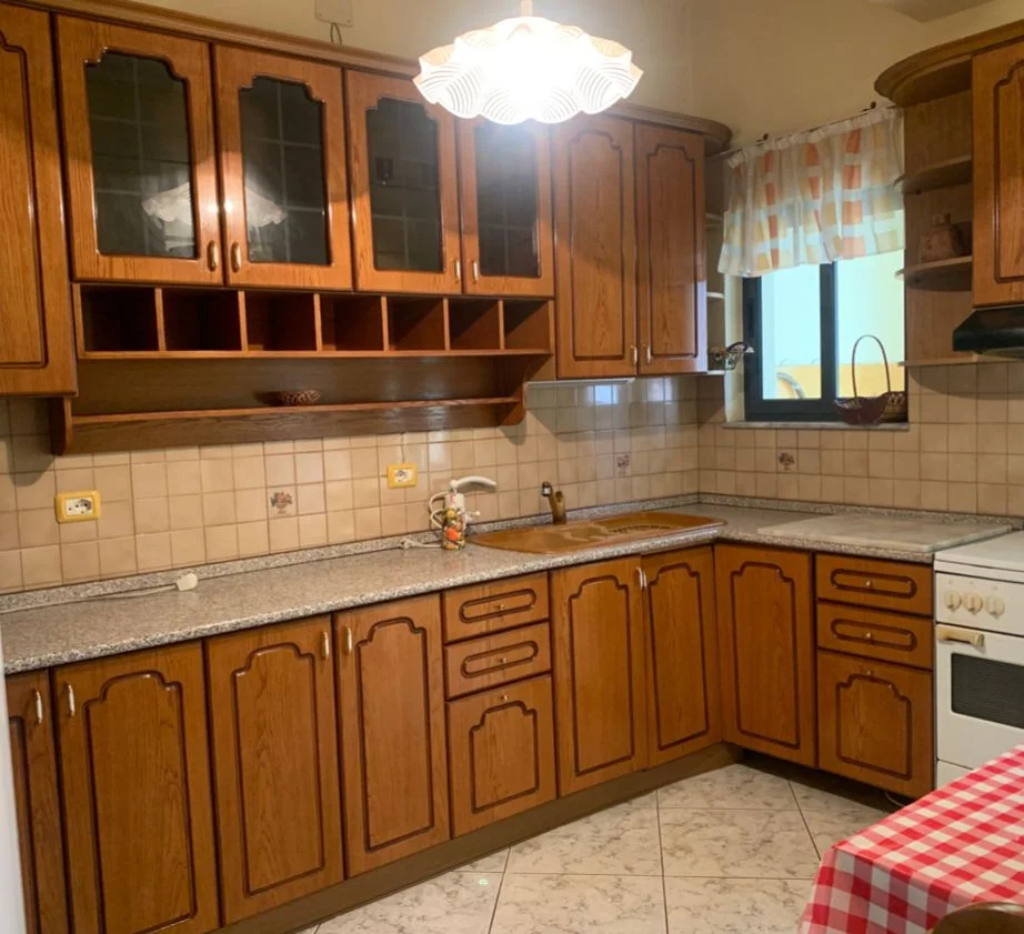 Tirane, jepet me qera apartament 2+1 Kati 2, 150 m² 500 € (PORCELAN)