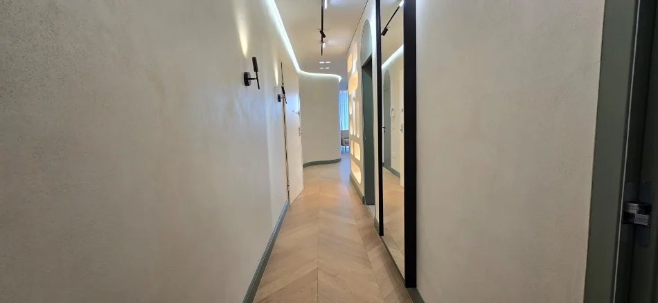 Tirane, jepet me qera zyre Kati 4, 156 m² 3.000 € (Komuna e Parisit)