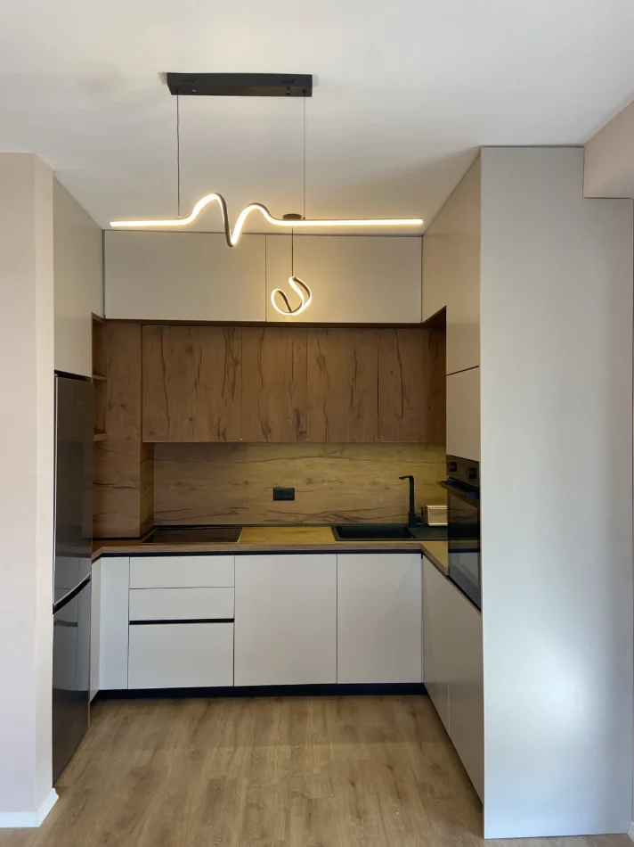 Tirane, jepet me qera apartament 2+1 Kati 8, 550 m² 550 € (UNIVERS CITY)