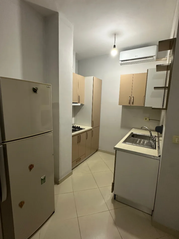 Tirane, jepet me qera apartament 1+1 Kati 2, 67 m² 450 € (rruga e zallit)