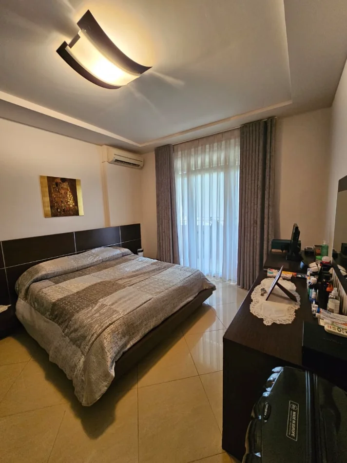 Tirane, shitet apartament 3+1 Kati 4, 166 m² (kopshti zoologjik)