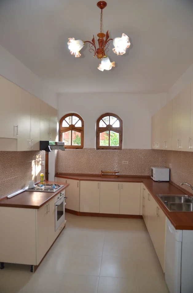Tirane, jepet me qera Vile 4 Katshe Kati 0, 450 m² 1.500 € (RRUGA MIHAL GRAMENO)