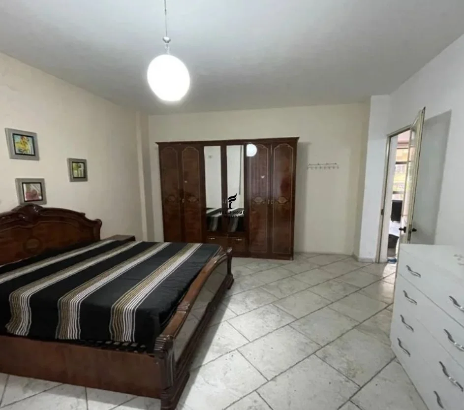 Tirane, jepet me qera apartament 2+1 Kati 1, 140 m² 650 € (PAZARI I RI)