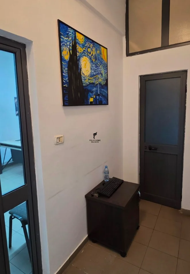 Tirane, jepet me qera zyre Kati 0, 24 m² 500 € (BULEVARDI BAJRAM CURRI)