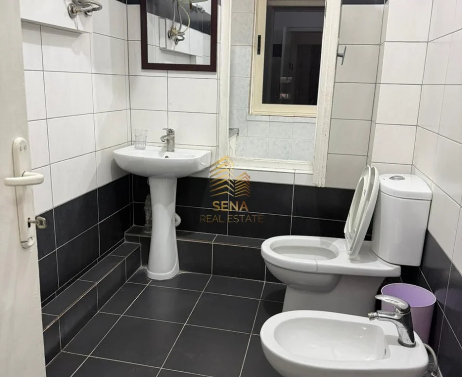 Tirane, jepet me qera apartament 1+1+Ballkon Kati 4, 65 m² 400 € (Varri i Bamit)