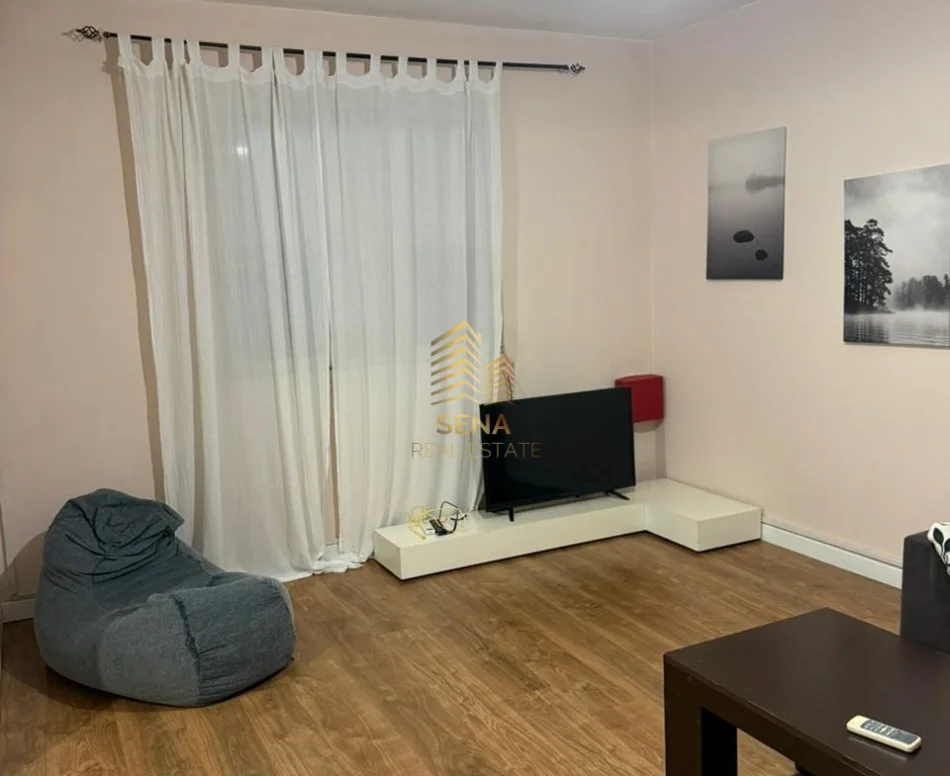 Tirane, jepet me qera apartament 1+1+Ballkon Kati 4, 65 m² 400 € (Varri i Bamit)