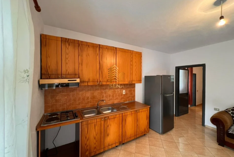 Tirane, jepet me qera apartament 1+1+Ballkon Kati 1, 60 m² 350 € (Rruga e Elbasanit)