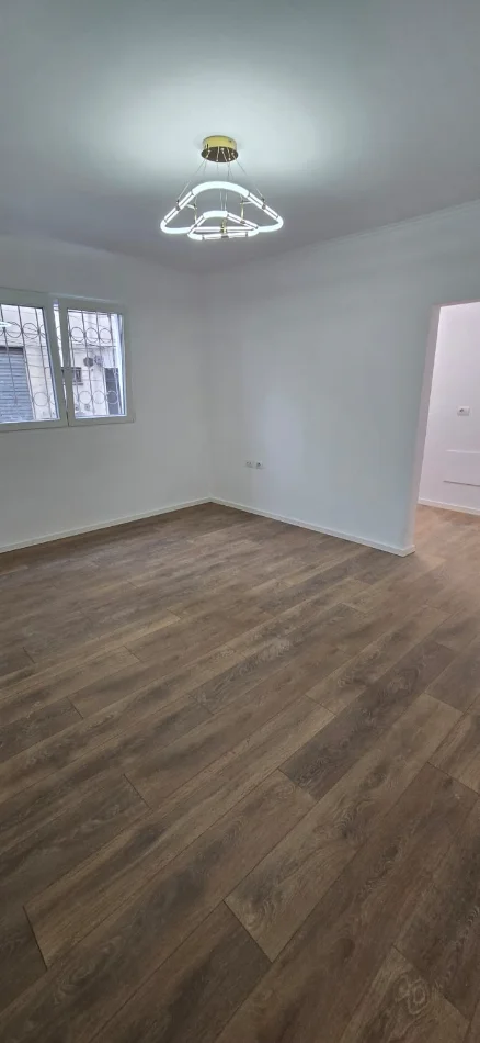 Tirane, shitet apartament 1+1+Ballkon Kati 1, 57 m² 137.000 € (Rruga Ali Demi)