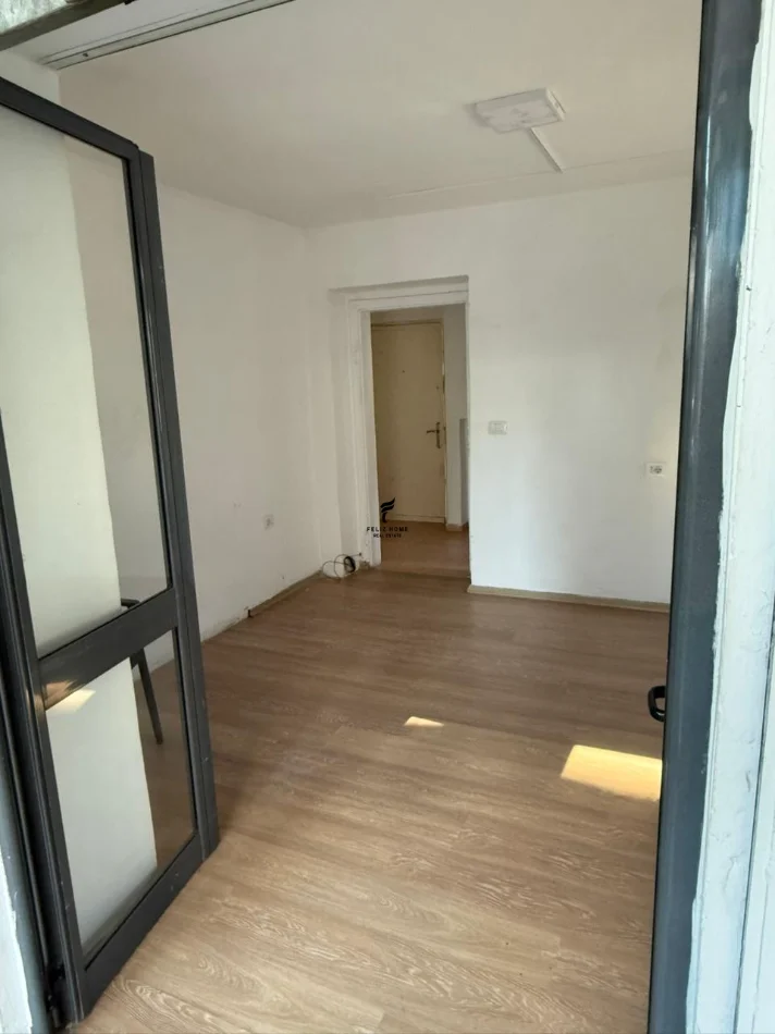 Tirane, jepet me qera dyqan Kati 1, 30 m² 400 € (XHAMIA E TABAKEVE)