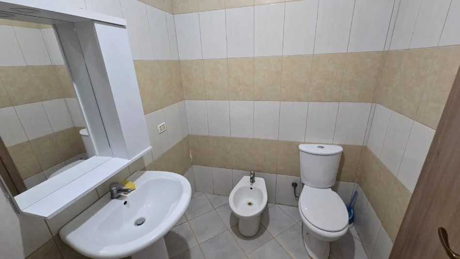 Tirane, jepet me qera apartament 2+1 Kati 8, 92 m² 350 € Pallatet Cabej
