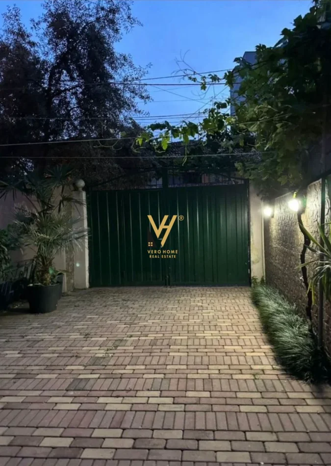 Tirane, jepet me qera apartament 2+1+Ballkon Kati 0, 140 m² 650 € (9 KATESHET)