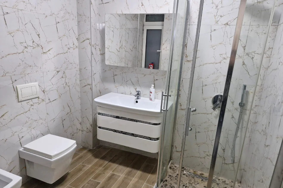 Tirane, shitet apartament 3+1 Kati 4, 132 m² 219.000 € (PORCELAN)