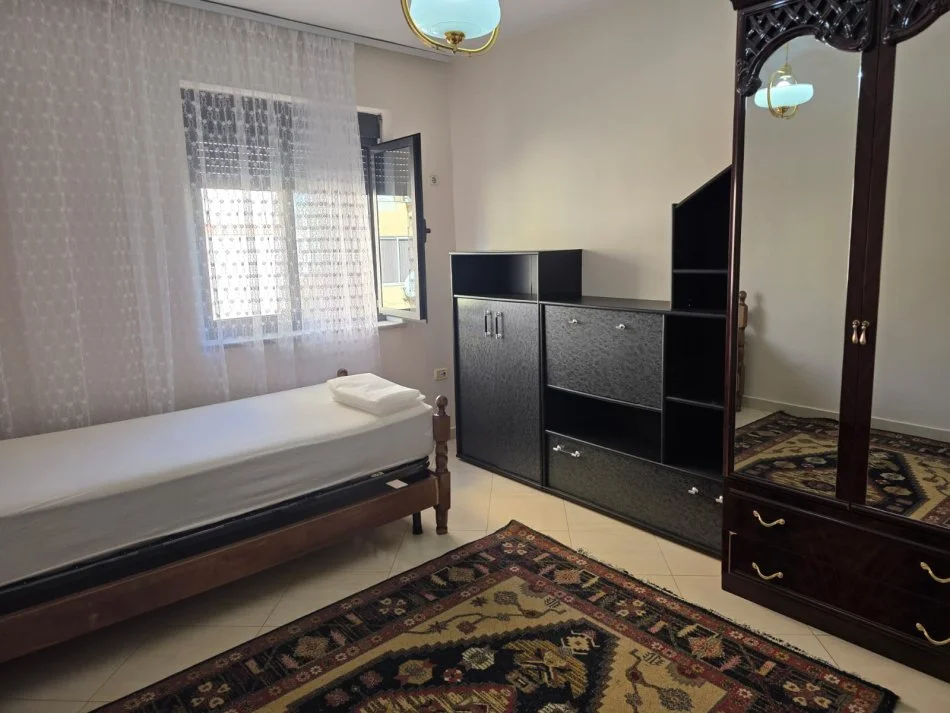 Tirane,Qera Apart cilësor,mobilje & paisje reja, tip2+1,kat 4, pallat 5-kat, sip72m²,qera 500€/muaj, rr.Siri Kodra, Sh 9-Vjeçare S.Kodra, 700m qendra