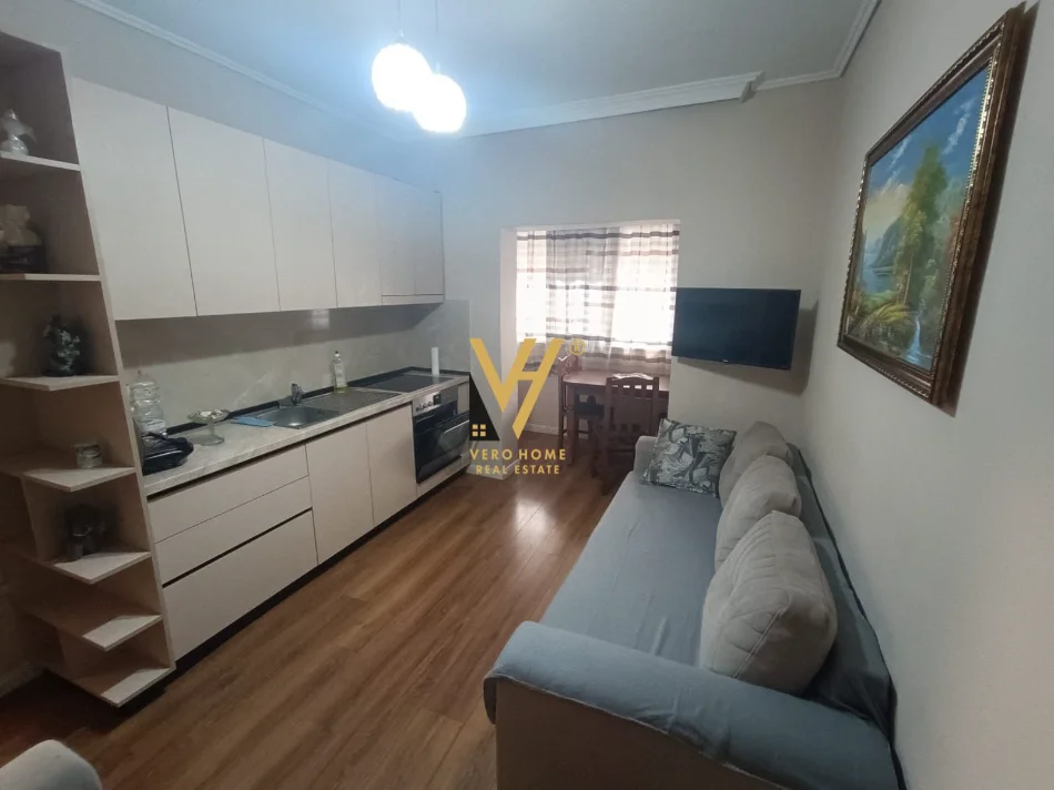 Tirane, jepet me qera apartament 1+1+Ballkon Kati 4, 60 m² 520 € (KOMUNA E PARISIT)