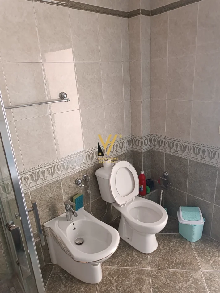 Tirane, jepet me qera apartament 1+1+Ballkon Kati 4, 60 m² 520 € (KOMUNA E PARISIT)