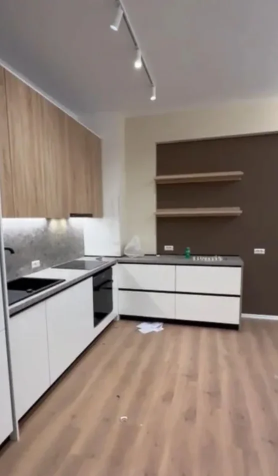 Tirane, jepet me qera zyre Kati 6, 64 m² 500 € (BRRYLI)