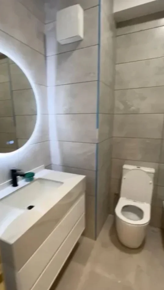 Tirane, jepet me qera zyre Kati 6, 64 m² 500 € (BRRYLI)