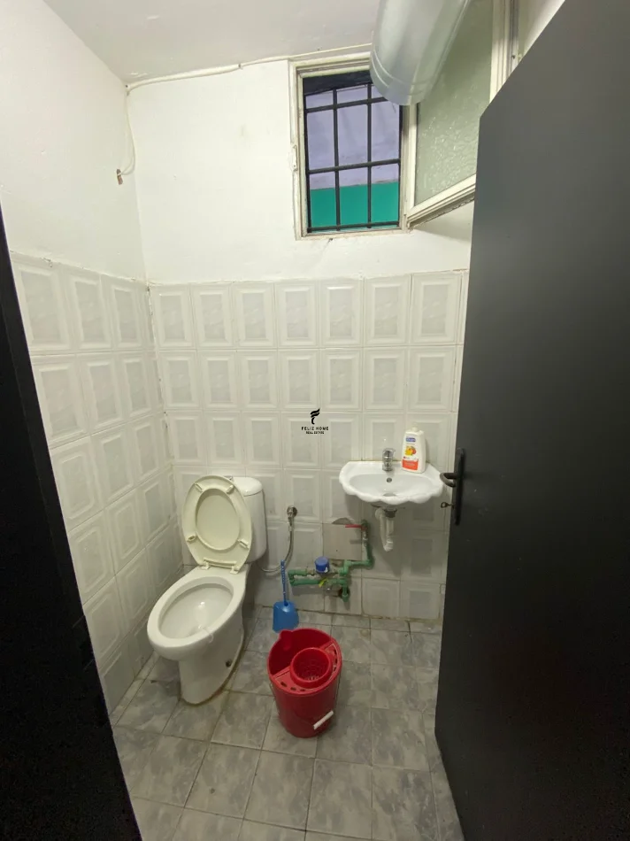 Tirane, jepet me qera dyqan Kati -1, 80 m² 600 € (KOMUNA E PARISIT)