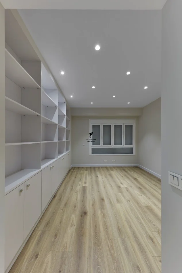 Tirane, jepet me qera dyqan Kati 0, 50 m² 750 € (BRRYLI)