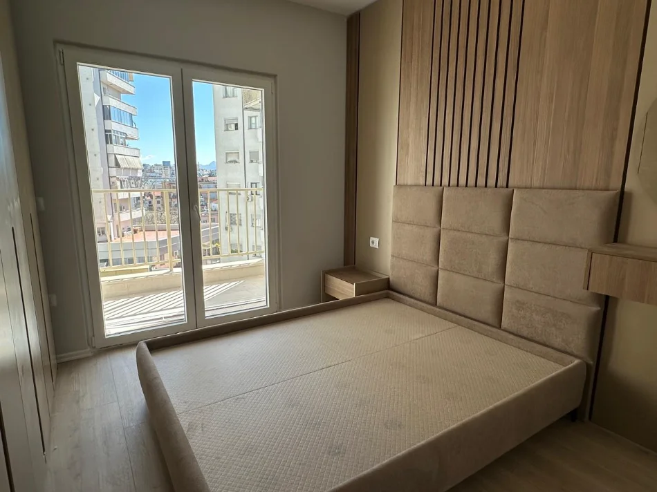 Tirane, jepet me qera apartament 1+1+Ballkon Kati 7, 650 € (Zogu i Zi)