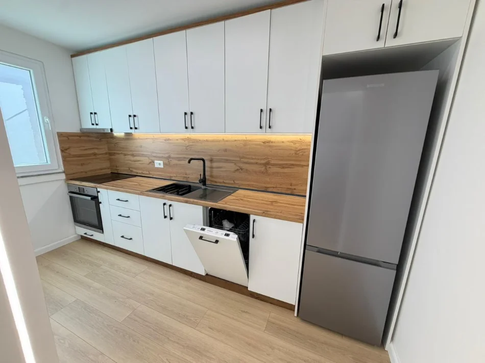 Tirane, shitet apartament 1+1 Kati 1, 59 m²