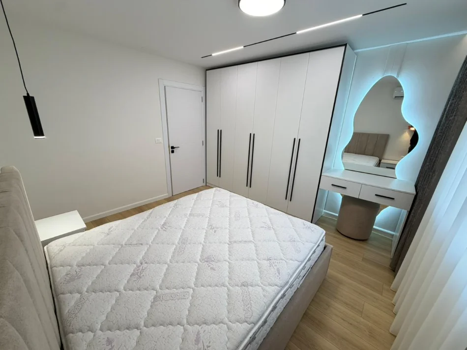 Tirane, shitet apartament 1+1 Kati 1, 59 m²