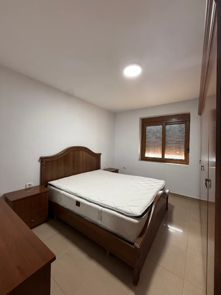 Tirane, jepet me qera apartament 2+1+Ballkon Kati 1, (Vasil Shanto) 60.000 Leke/Muaj