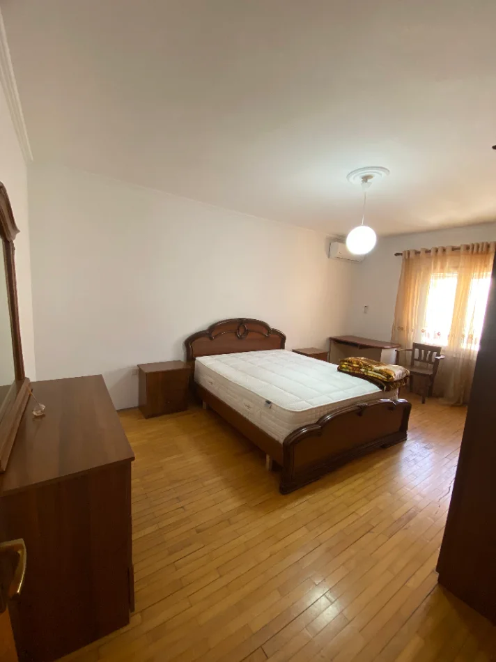 Tirane, jepet me qera apartament 2+1 Kati 6, 120 m² 600 € (LAPRAKE)