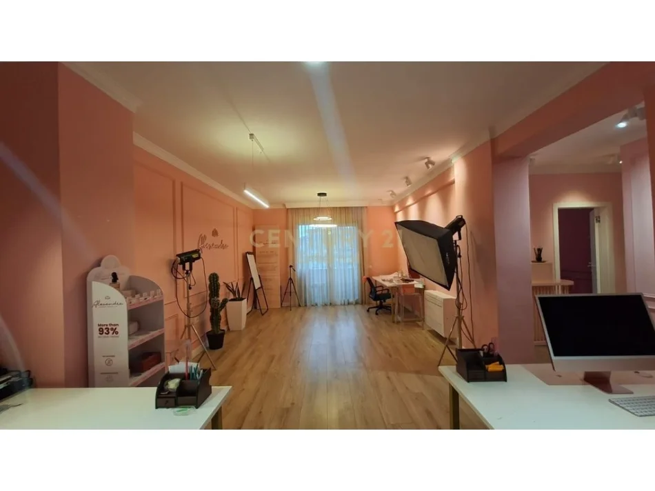 Tirane, jepet me qera nga Pronari, pa-komision ambjent biznesi Kati 4, 120 m² 650 € (Rr.Ndre Mjeda Tek Raport TV)