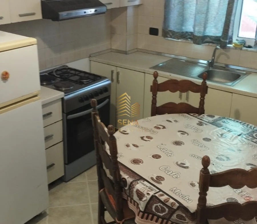 Tirane, jepet me qera apartament 1+1 Kati 1, 50 m² 300 € (Rruga Siri Kodra)