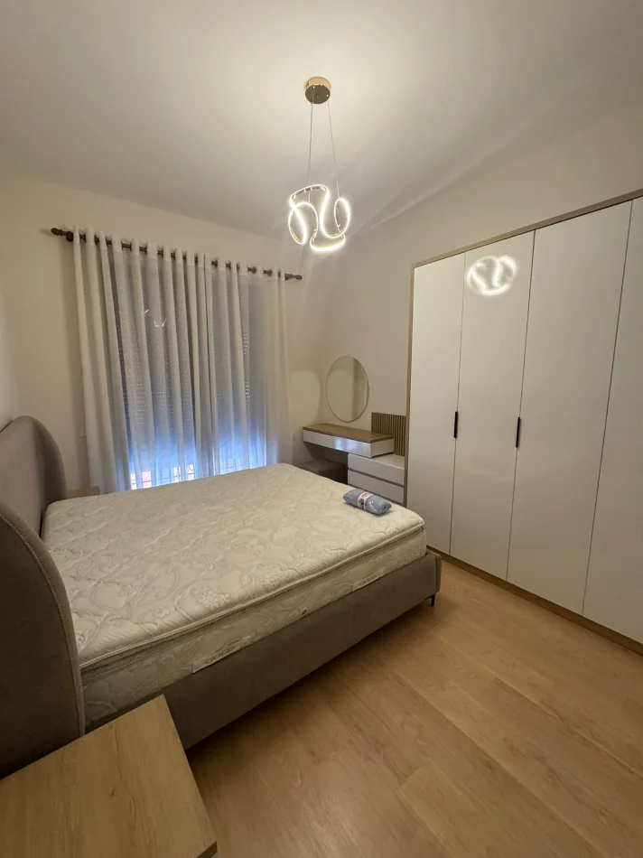 Tirane, jepet me qera apartament 1+1+Aneks+Ballkon Kati 5, 81 m² 800 € 