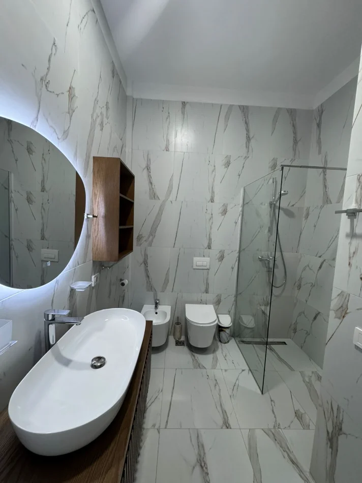 Tirane, jepet me qera apartament 1+1+Aneks+Ballkon Kati 5, 81 m² 800 € 