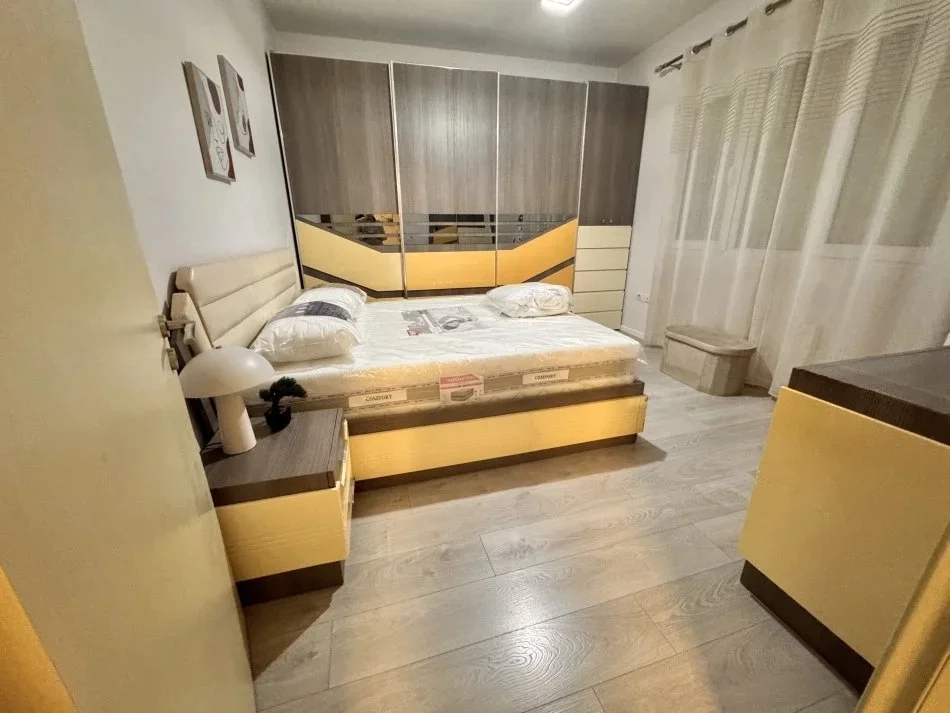 Tirane, jepet me qera apartament 1+1+Ballkon Kati 2, 73 m² 570 € 