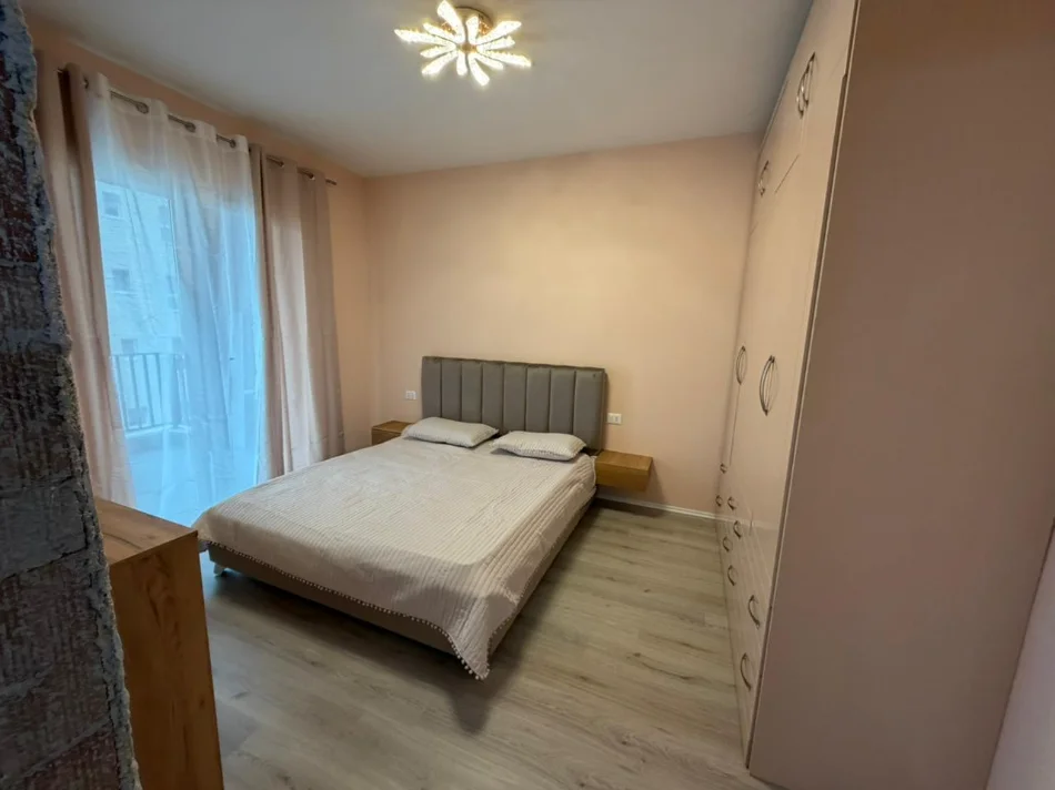 Tirane, jepet me qera apartament 1+1 Kati 5, 