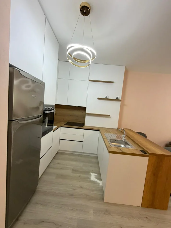 Tirane, jepet me qera apartament 1+1 Kati 5, 