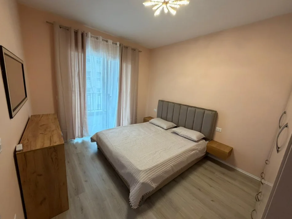 Tirane, jepet me qera apartament 1+1 Kati 5, 